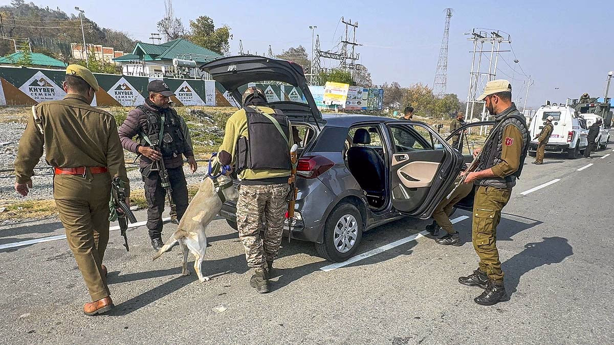 Security forces inspecting vehicles near Nawapul Tunnel in Kulgam. (Photo: PTI)