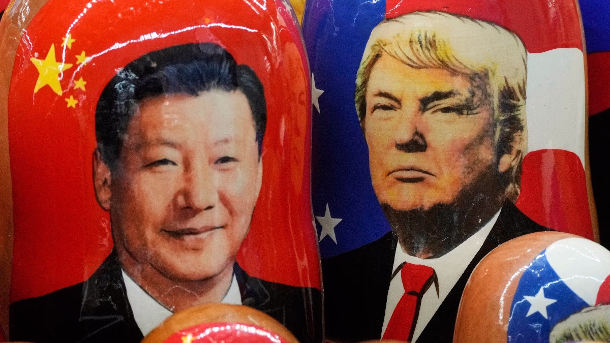 X Jinping and Trump painting illustration in Russia's St. Petersburg (Photo: AP)