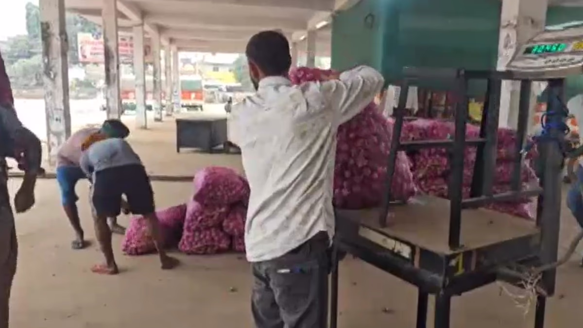 Farmers faced challenges with onion prices in Alwar, which is the second largest market after Nasik.