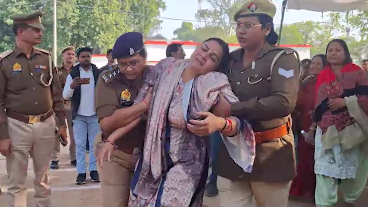 Lady constable implicated in Jalaun inspector's death captured on CCTV footage