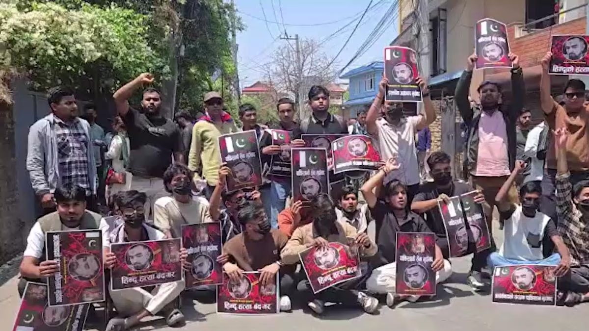 Young protesters in front of the Pakistani embassy. (Photo: Aajtak)