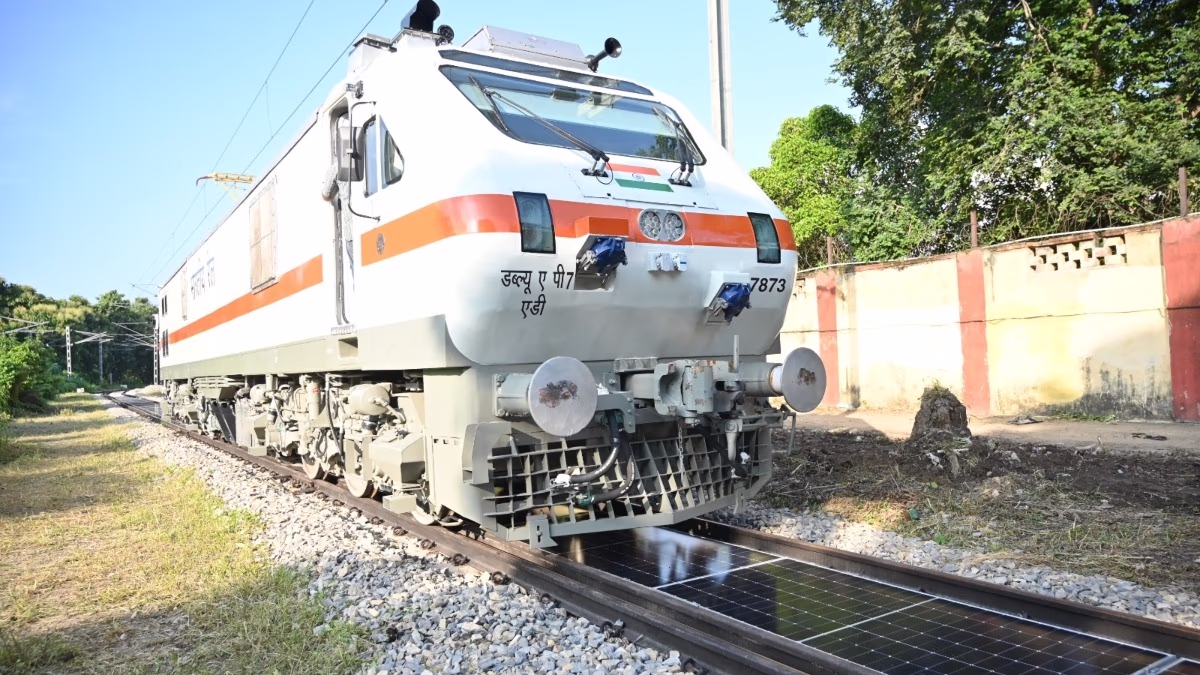 Indian Railways installs solar panel system between tracks (Photo: X/RailMinIndia)