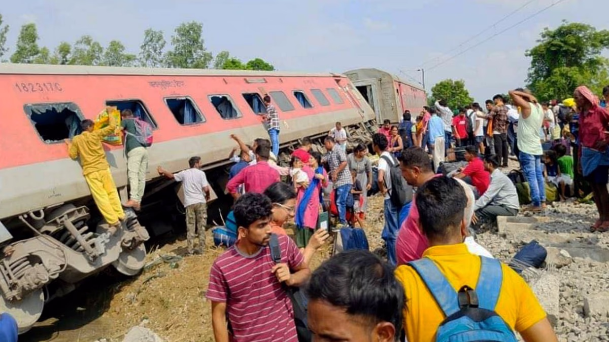 Derailment of Chandigarh-Dibrugarh Express in Gonda