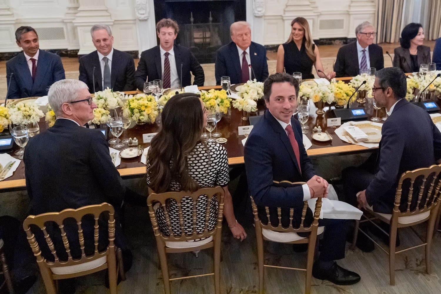 President Trump called this dinner at the White House a party for high IQ individuals. Top figures from the tech world not only dined but also discussed business. The host, Trump, did not hesitate to ask the guests about their investment plans for America, inquiring how much money they had allocated for the US.
