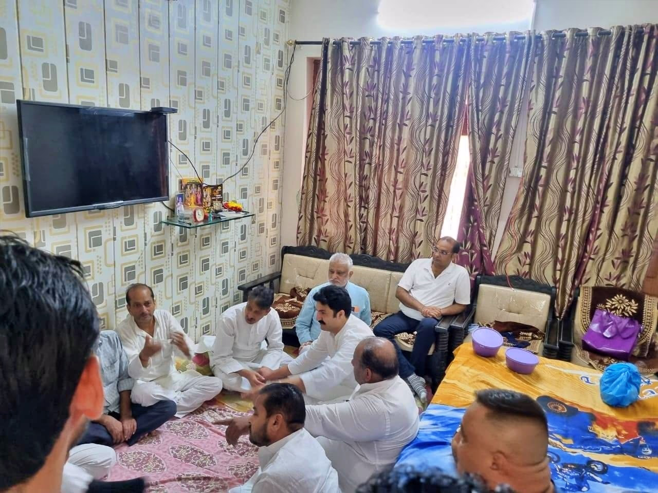 Saharanpur Couple Suicide: Congressman Imran Masood assured the grieving family of justice and demanded strict action in the matter. BJP leader Raghav Lakhanpal also visited the house of the deceased Saurabh Babbar to express his condolences.