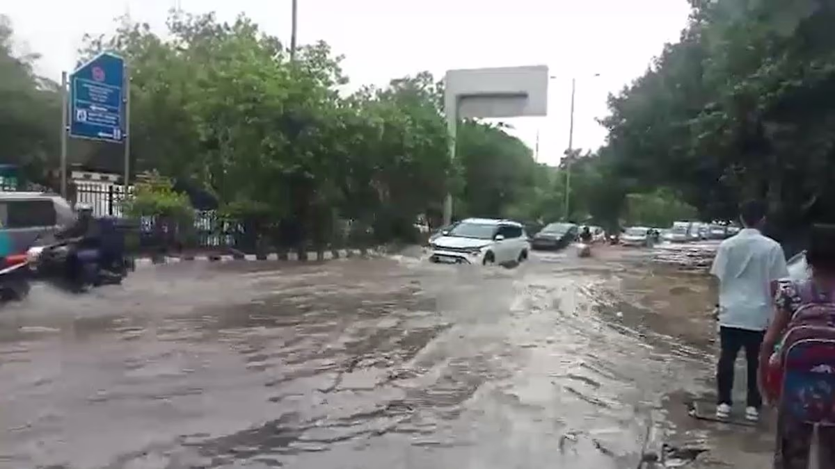 The extent of water accumulation on the roads. (Screengrab)