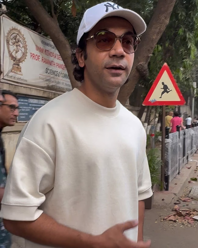 Bollywood star Akshay Kumar cast his vote at dawn, known for his early risings. Dressed in black shirt and gray pants, he looked dashing as he arrived at Juhu voting center.