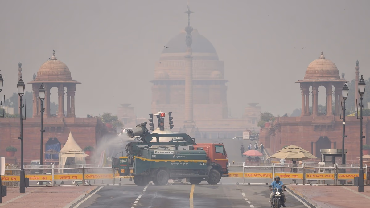 An anti-smog gun spraying water droplets to reduce air pollution in front of the President's House in Delhi. (Photo: PTI)