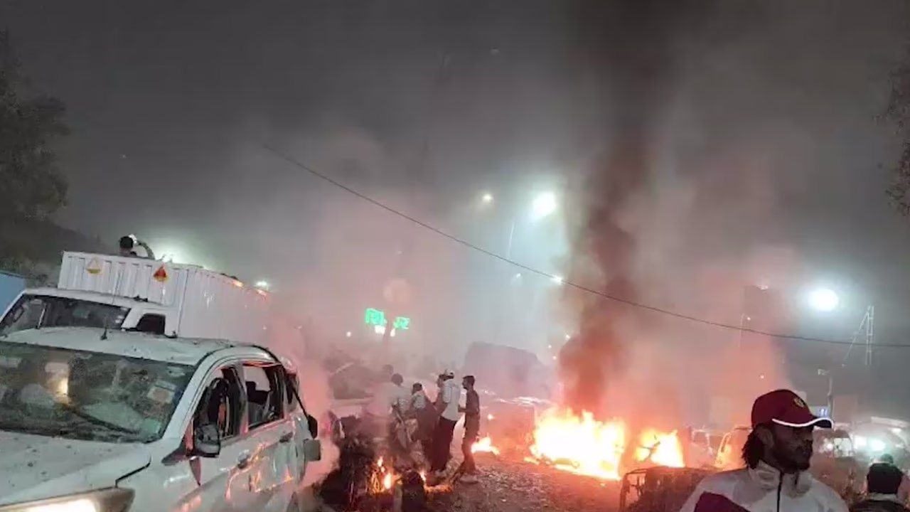 A powerful explosion occurred in a car near Delhi's Red Fort Metro station. (Photo: ITG)