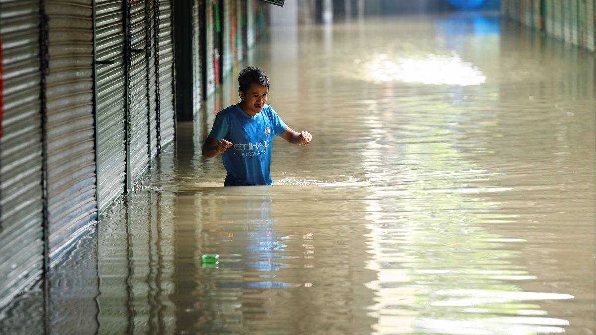 The Yamuna river in Delhi is flowing 2 meters above the danger level, affecting areas like Mayur Vihar and Akshardham. Secretariat has been reached by water, and boats are operating for relief. Meanwhile, more than 1,900 villages in Punjab are underwater, impacting 3.84 lakh people. One and a half lakh hectares of crops are destroyed. Army and NDRF teams are engaged in rescue.