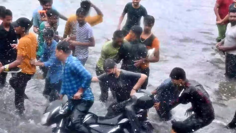 Lucknow: Harassment of girls during rain