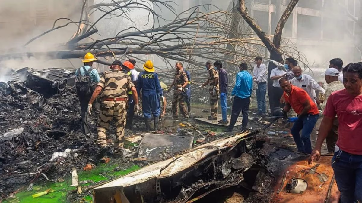 Teen perishes in plane crash fire.