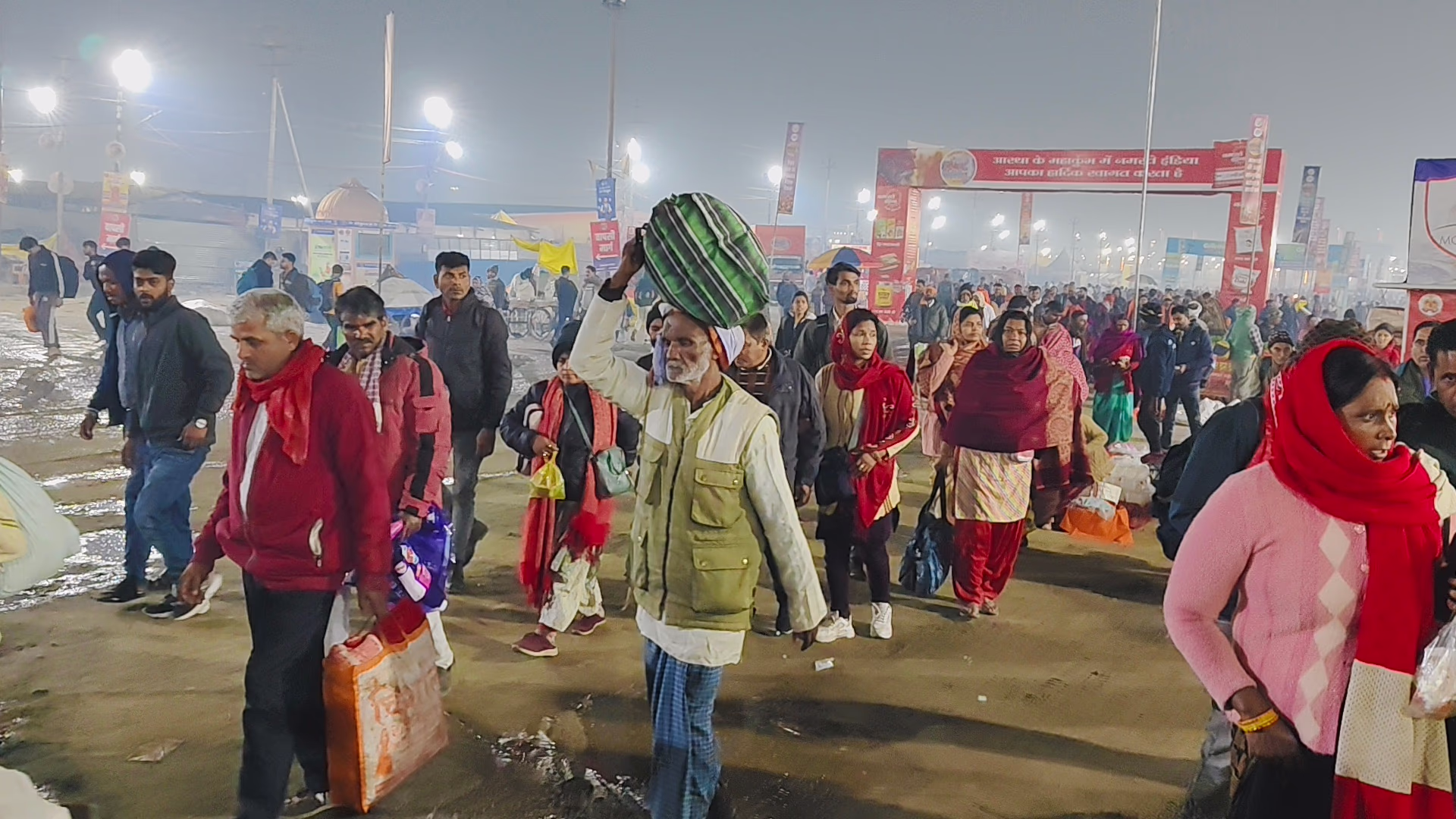 Night splendor at Mahakumbh enchants everyone!