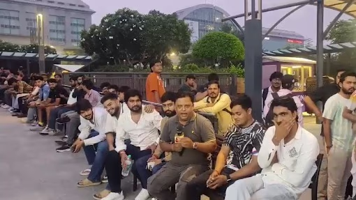 Crowds gather outside Mumbai's Apple Store