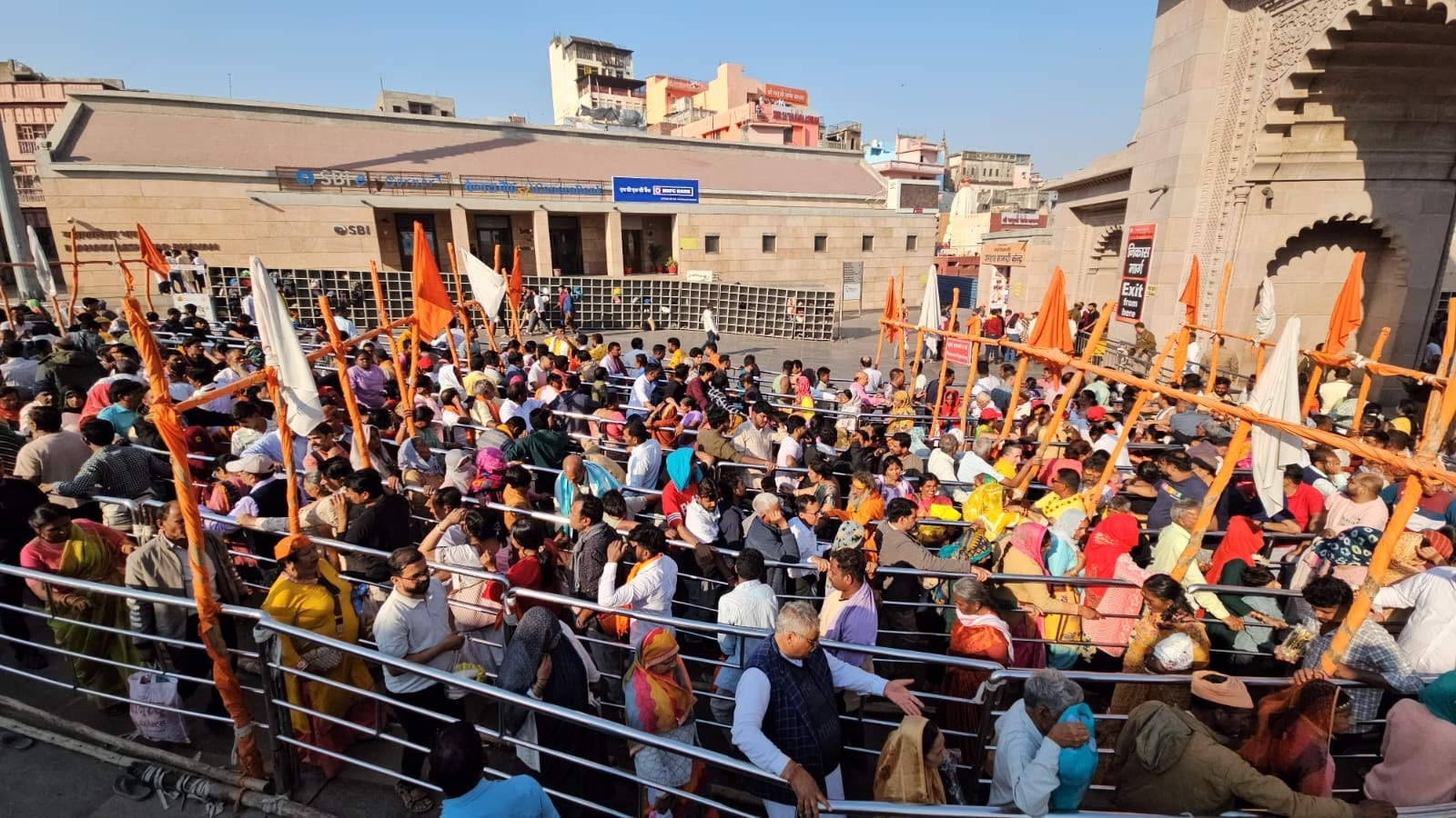 Millions flocking for the holy dip at the Mahakumbh are now moving towards Kashi and Ayodhya. Many devotees are eager to visit the Ram Temple in Ayodhya and Kashi Vishwanath in Varanasi.