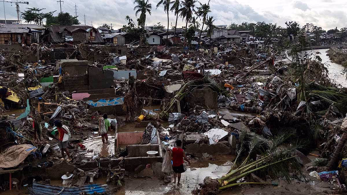 The Chaos of Typhoon Kalmaegi in the Philippines