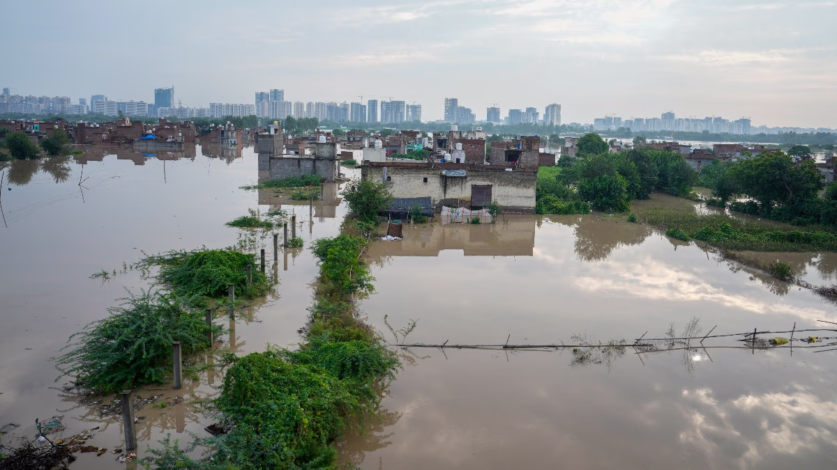 Yamuna River water flooding Jaitpur Yamuna Pushta area (Photo- PTI)