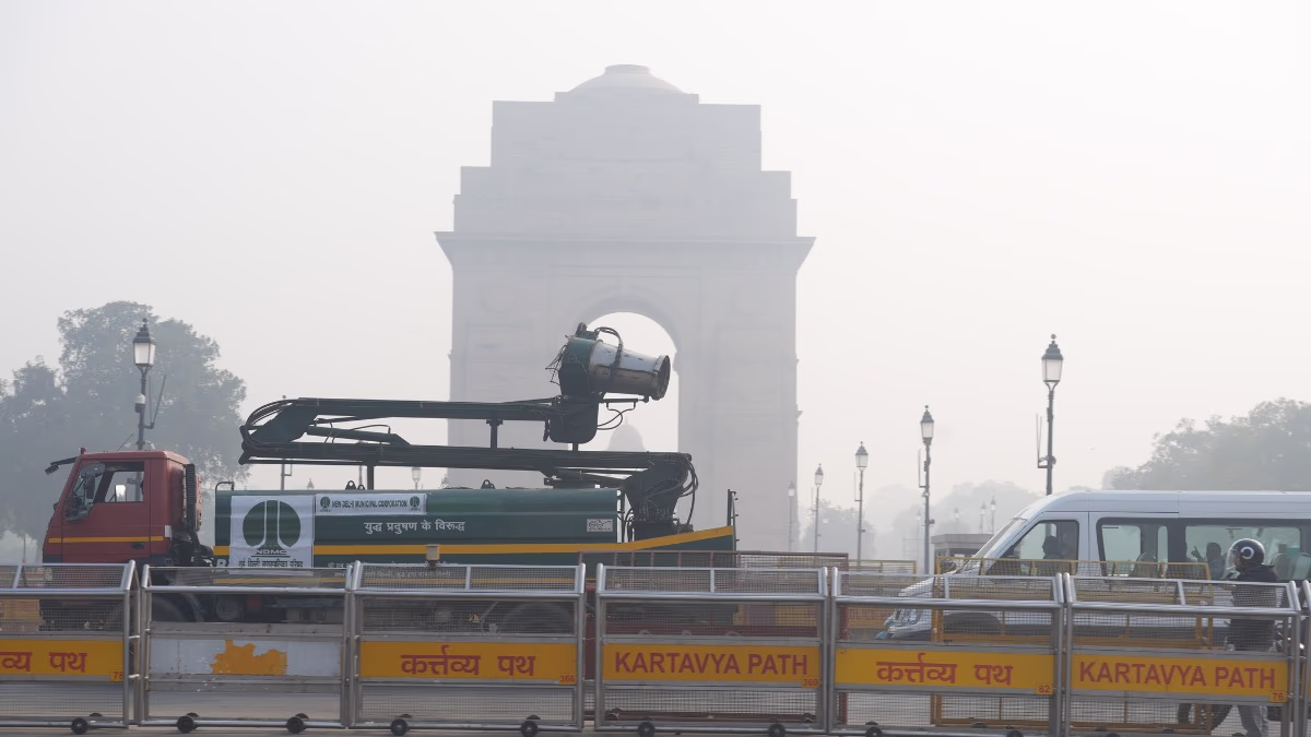 Thick layers of toxic air and fog over Delhi (Photo: PTI)