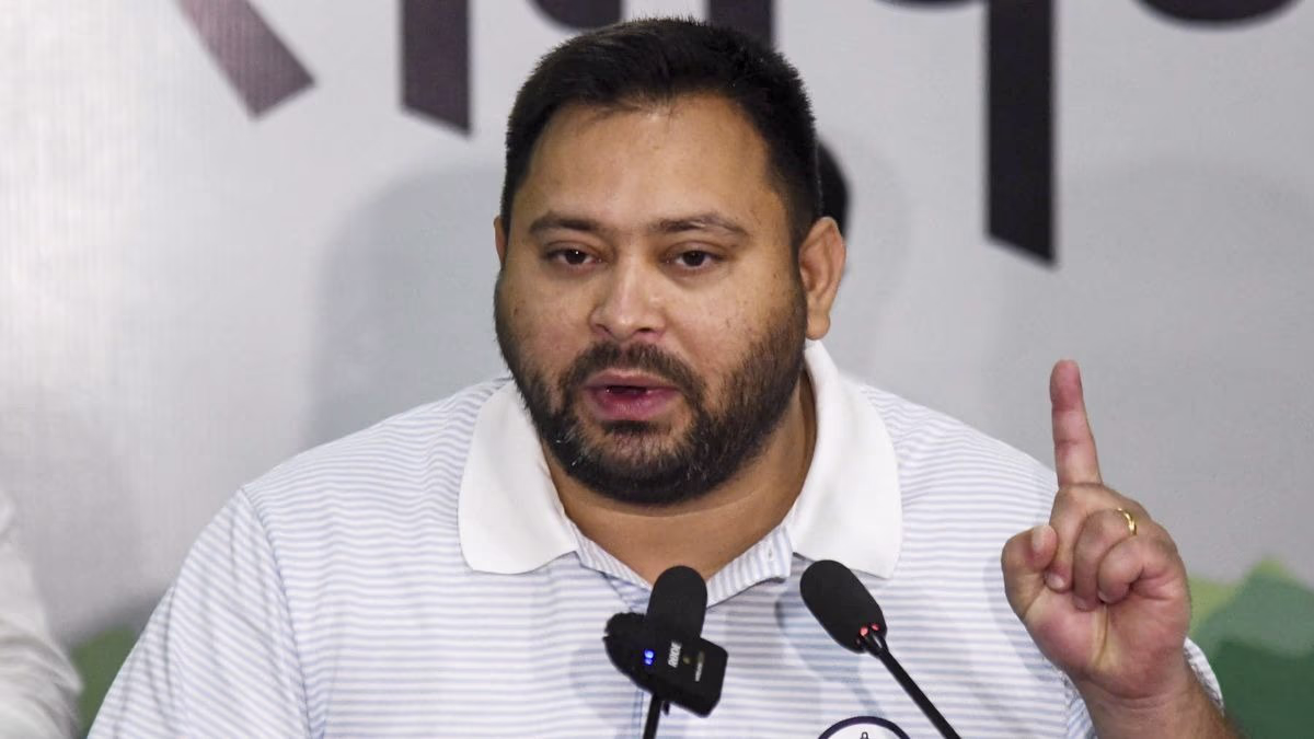 Tejashwi Yadav shows respect for the court (Photo: PTI)