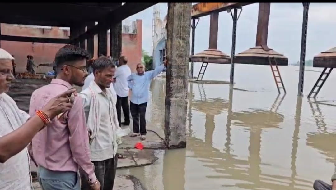 Yamuna River level surpasses danger mark in Agra, alert issued. Water level reaches 496.1 feet, 1.1 feet above warning line, flooding park behind the Taj Mahal and submerging ghats steps. Authorities advise residents along Yamuna to move to safer locations and are closely monitoring the situation.
