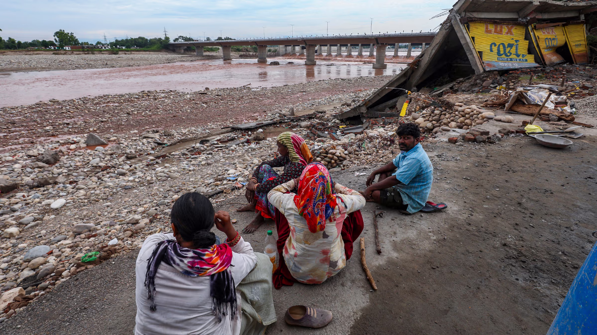 Recent heavy rains and cloudbursts in North India have caused widespread destruction in Himachal Pradesh, Punjab, and Jammu & Kashmir, marking this as the most terrifying flood in the past four decades. This catastrophe has claimed over 400 lives and resulted in economic losses exceeding 30,000 crore rupees.