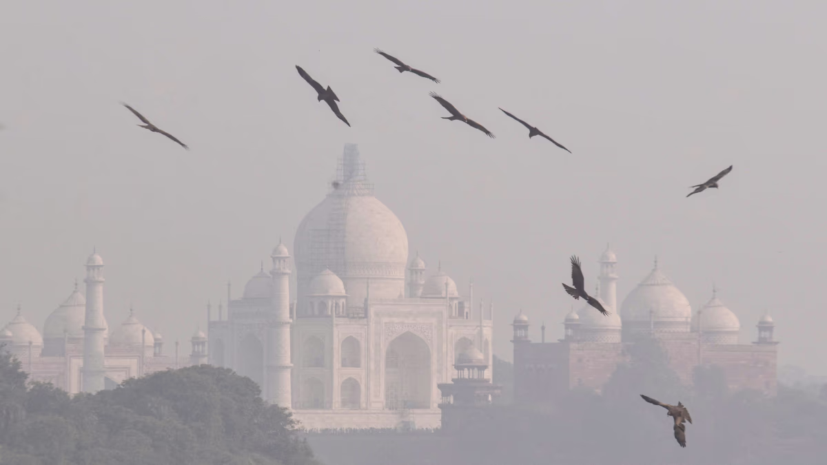 The iconic sight of Delhi's landmarks amidst a smog-filled backdrop reflects the ongoing air quality crisis