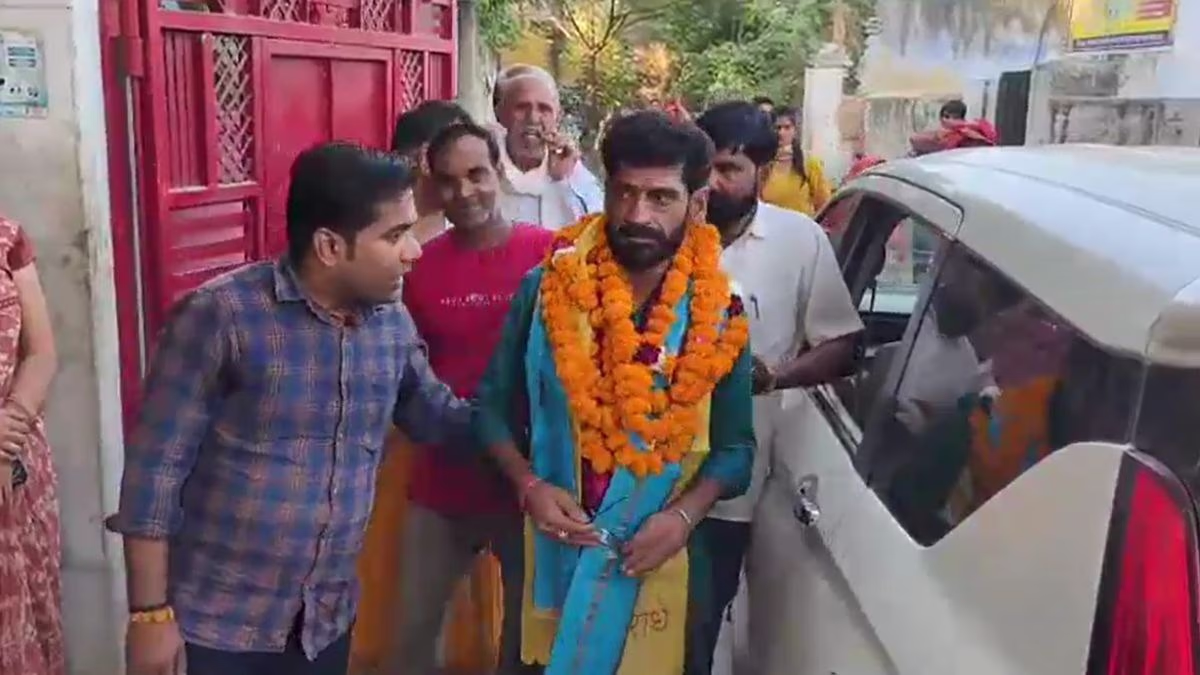 Amit, a vegetable seller, wins an 11-crore lottery. (Photo: ITG)