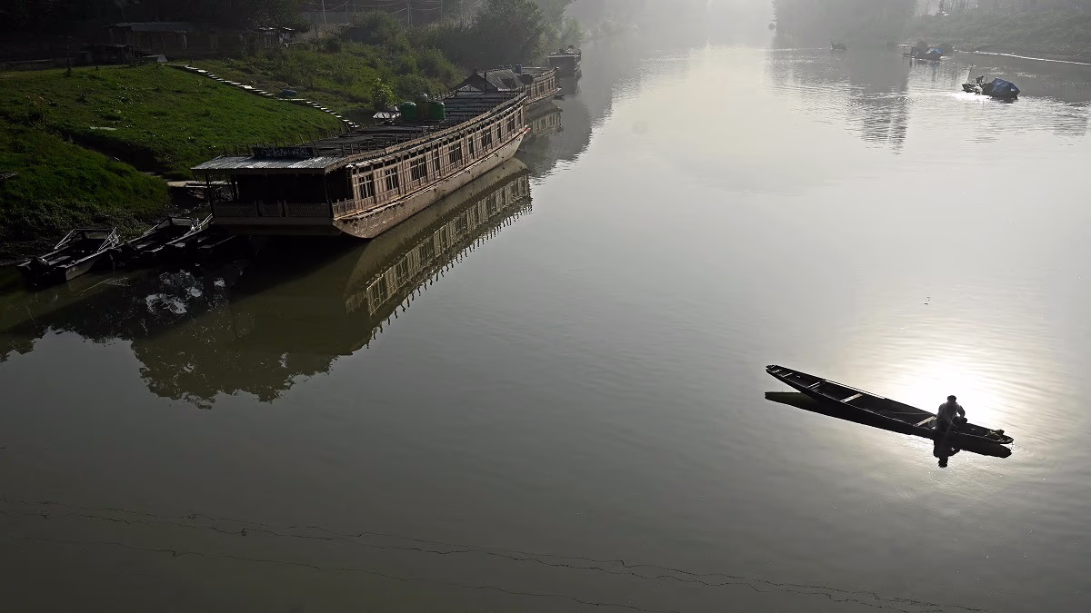 Visitor numbers to Jhelum’s houseboats are dwindling. (Photo- AFP) 