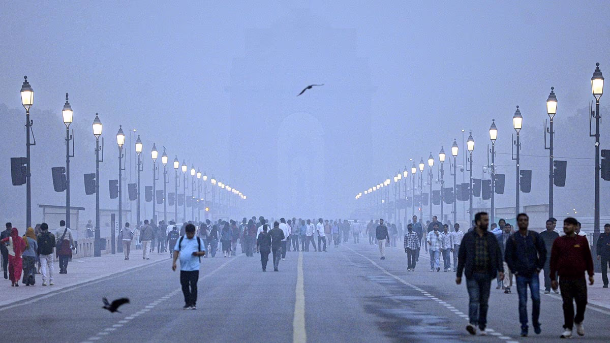 Delhi's India Gate and Rajpath are both engulfed in smog. (Photo: PTI)