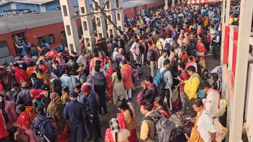 A large crowd gathered at DDU Junction