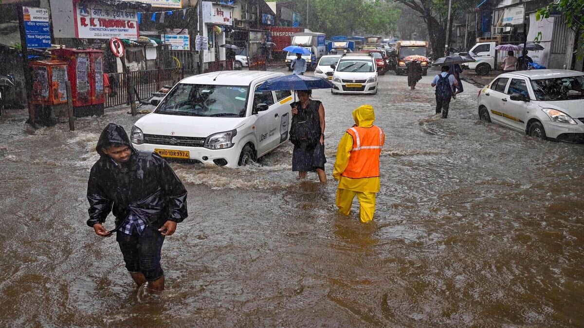 Scenic yet turbulent waves at Marine Drive during Mumbai's rainy plight, high tide warning issued