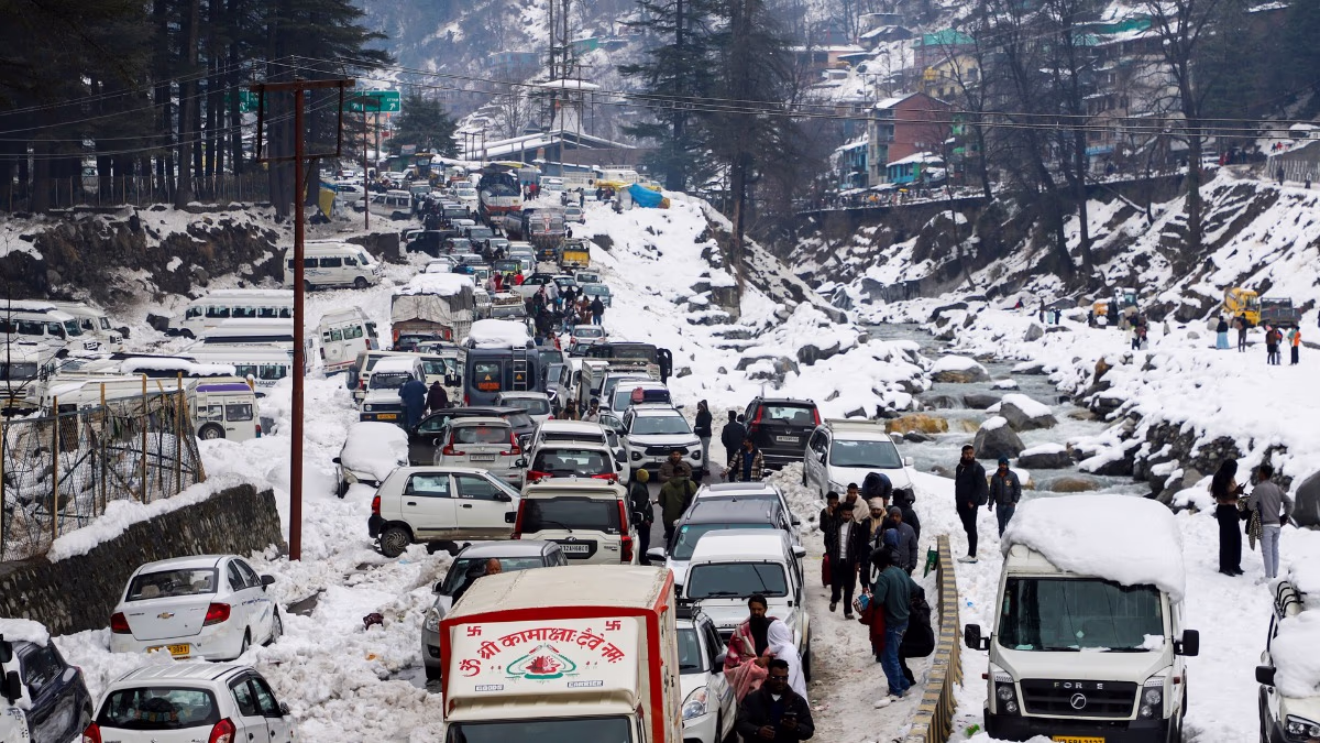 Inundation of tourists in hills and harsh cold in plains (Photo: PTI)