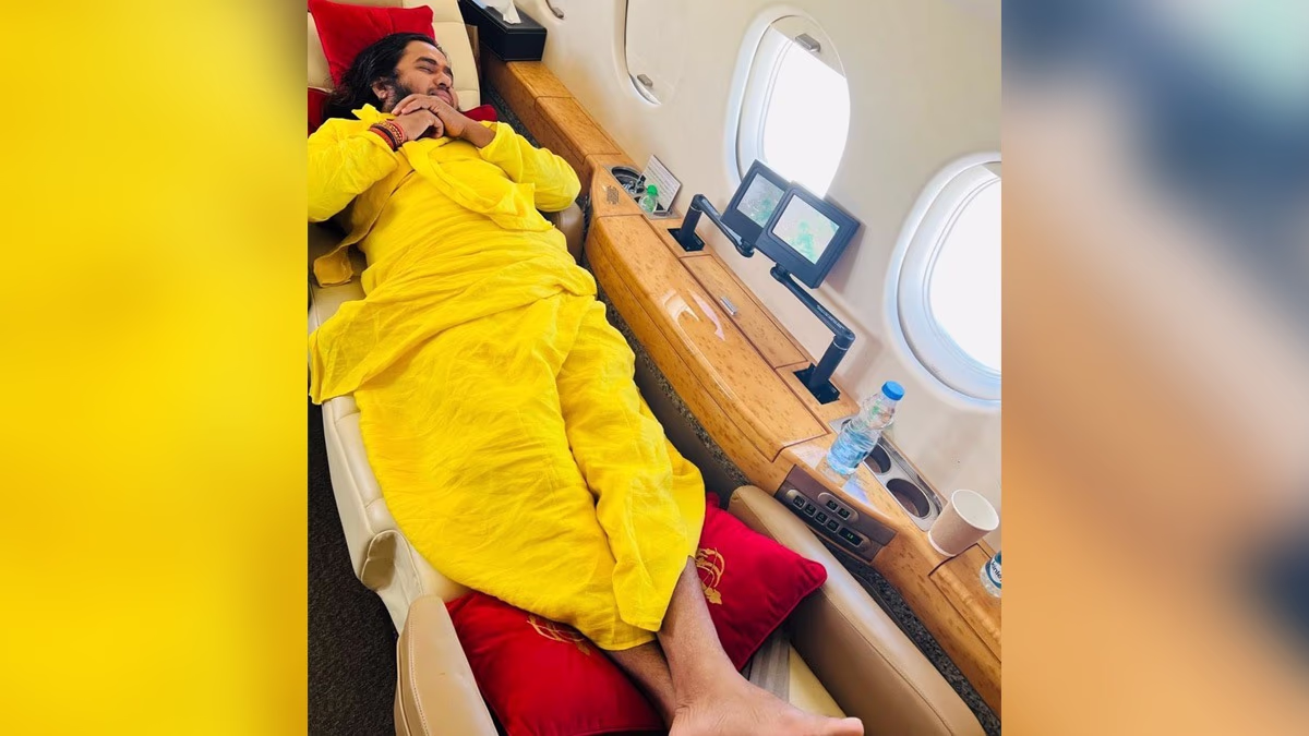 Satua Baba is making headlines for his travels by car and charter plane (Photo: FB@ santoshdas.satuababa)