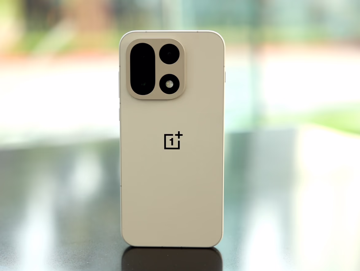 In-Depth Review of OnePlus 15, Covering AI Features and Innovations