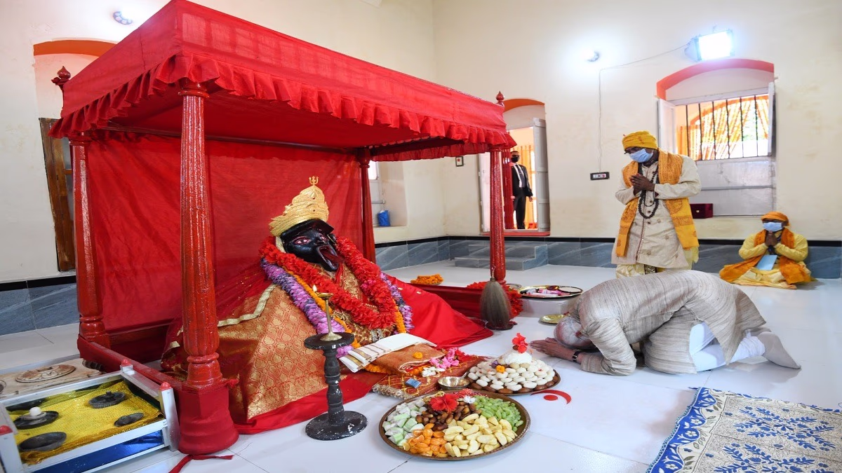 PM Modi visiting temple during pandemic